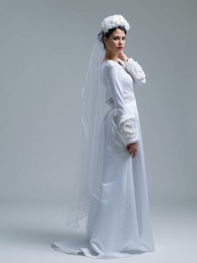 bir gelinlik bir örtü ile genç gelin