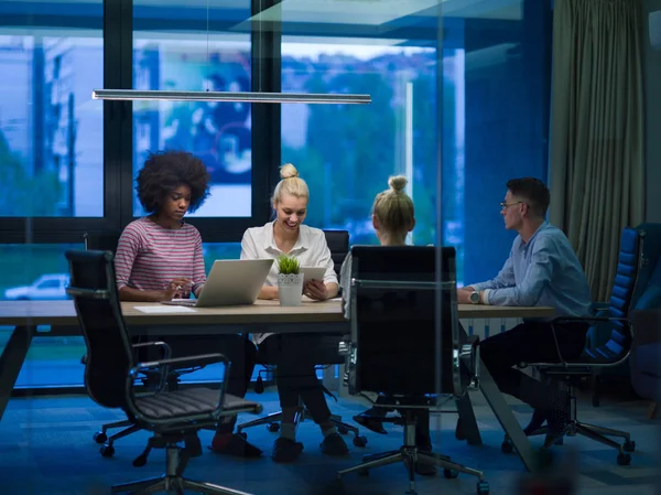 Équipe multiethnique d'affaires de démarrage dans le bureau de nuit — Photo