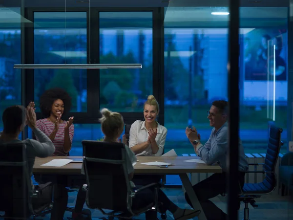 Equipo de negocios de startups multiétnicas en oficina nocturna — Foto de Stock