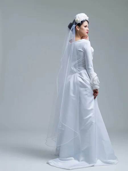 Young bride in a wedding dress with a veil — Stock Photo, Image