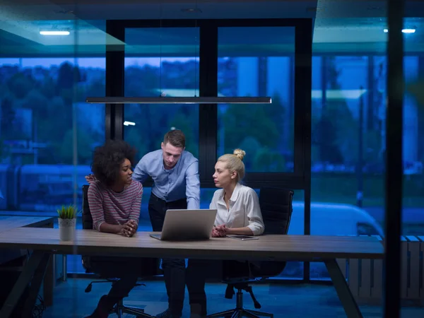 Équipe multiethnique d'affaires de démarrage dans le bureau de nuit — Photo