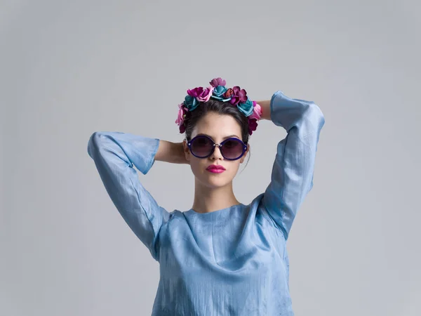 Kobieta stwarzających w modne ciuchy i okulary przeciwsłoneczne — Zdjęcie stockowe