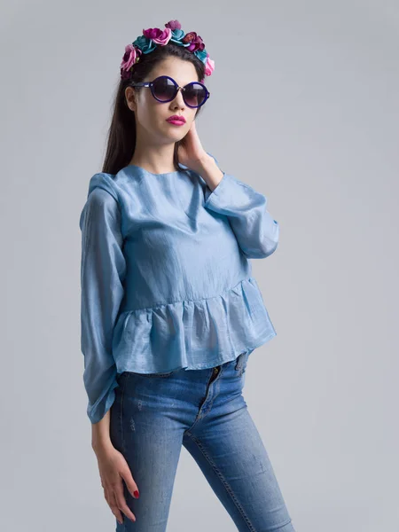 Kvinna poserar i moderiktiga kläder och solglasögon — Stockfoto