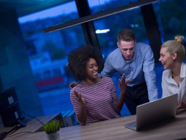 Çok ırklı başlangıç iş takım gece ofiste