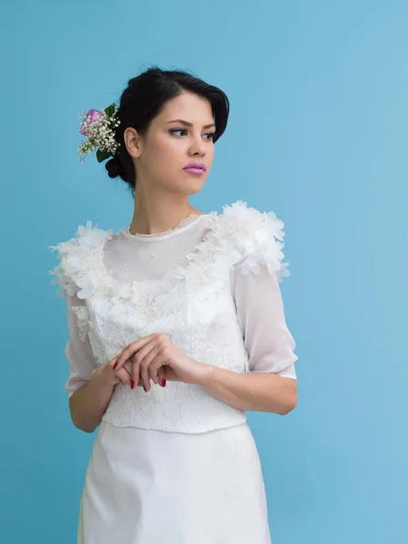 Retrato de bela jovem no vestido de noiva — Fotografia de Stock