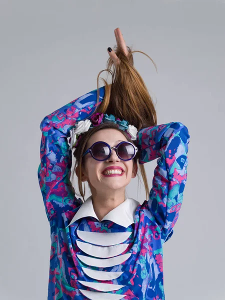 Vrouw poseren in modieuze kleding en zonnebril — Stockfoto