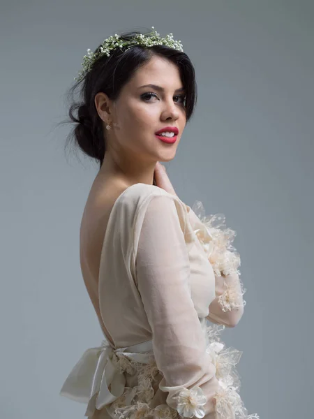 Портрет красивої молодої жінки у весільній сукні — стокове фото