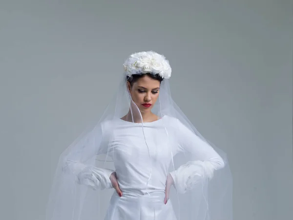 Mladá nevěsta ve svatebních šatech se závojem — Stock fotografie