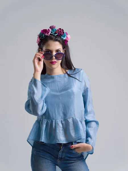 Kadın moda giysiler ve güneş gözlüğü poz — Stok fotoğraf