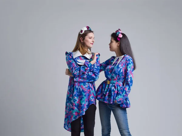 Duas meninas modelo de moda — Fotografia de Stock