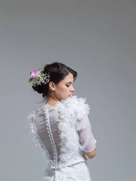 Οπίσθια όψη του μια όμορφη νεαρή γυναίκα σε ένα γαμήλιο φόρεμα — Φωτογραφία Αρχείου