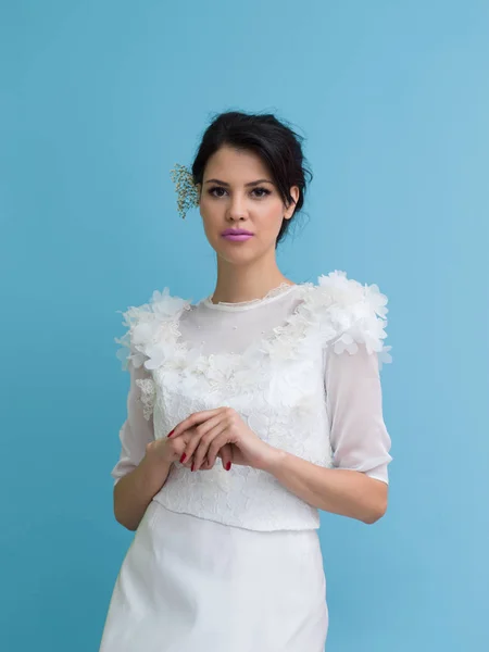 Portrait de belle jeune femme en robe de mariée — Photo