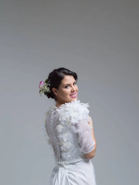 Achteraanzicht van een mooie jonge vrouw in een trouwjurk — Stockfoto