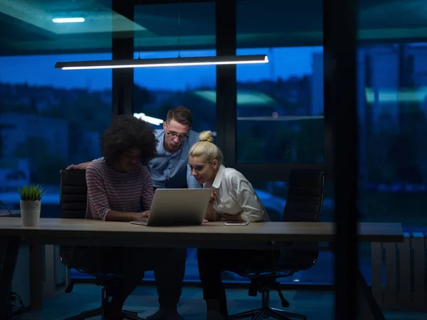 Багатоетнічна стартап бізнес команда в нічному офісі — стокове фото