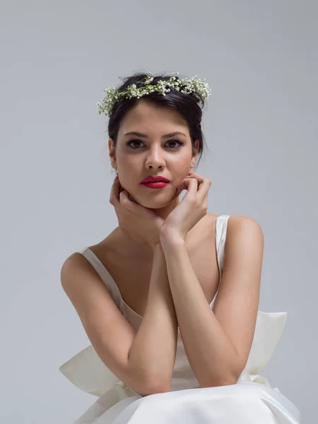 Jeune mariée assise dans une robe de mariée — Photo