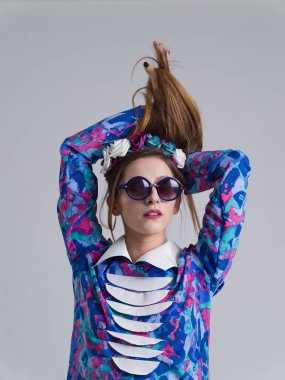 kadın moda giysiler ve güneş gözlüğü poz