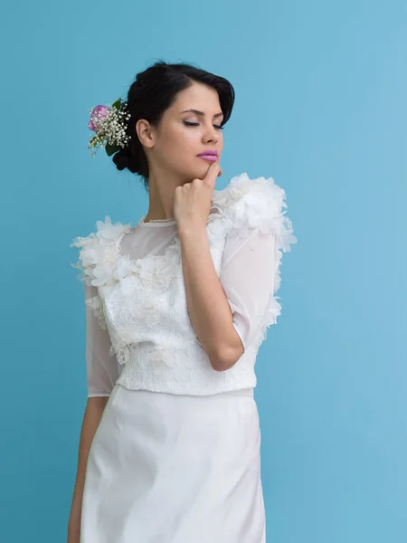 Retrato de bela jovem no vestido de noiva — Fotografia de Stock