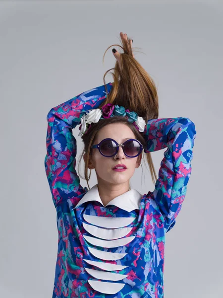 Женщина позирует в модной одежде и солнцезащитных очках — стоковое фото