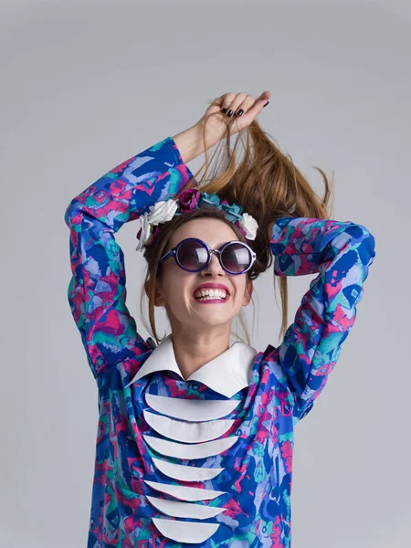 Kadın moda giysiler ve güneş gözlüğü poz — Stok fotoğraf