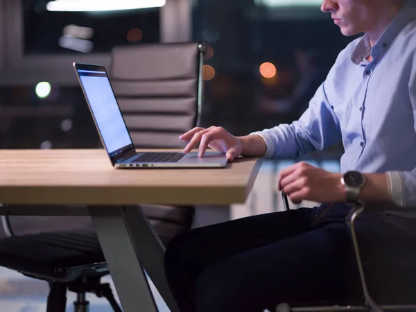 Man som arbetar på laptop i mörka office — Stockfoto