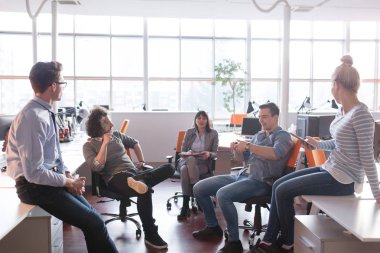 Modern ofis binasında Genç İş Ekibi Toplantısı