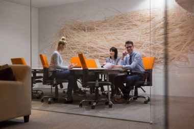 Modern ofis binasındaki bir toplantıda iş ekibi