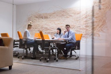 Modern ofis binasındaki bir toplantıda iş ekibi
