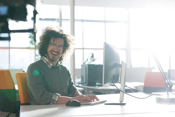 Uomo d'affari che lavora con un computer nell'ufficio startup — Foto Stock