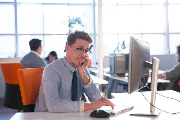 Empresário trabalhando usando um computador no escritório de inicialização — Fotografia de Stock