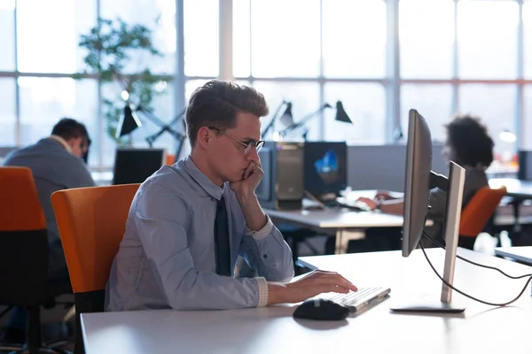 Hombre de negocios que trabaja usando una computadora en la oficina de inicio —  Fotos de Stock