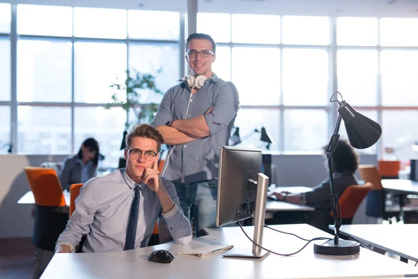 Двоє бізнесменів працюють з комп'ютером в офісі — стокове фото