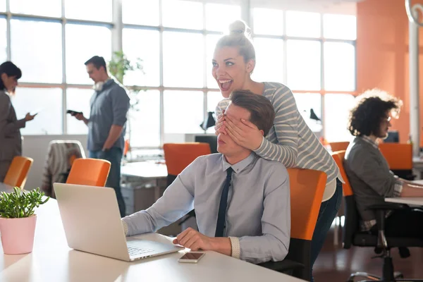 Två företag personer arbetar med laptop i office — Stockfoto