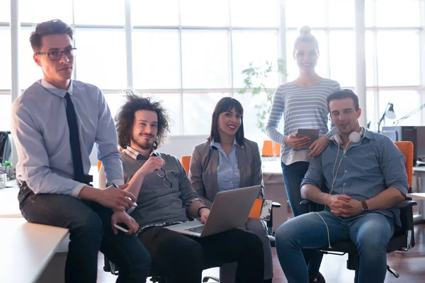 Ritratto di un team di lavoro ad una riunione — Foto Stock