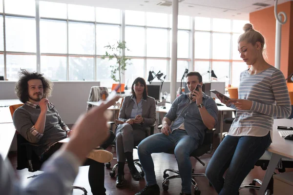 Une équipe de jeunes entreprises à une réunion dans un immeuble de bureaux moderne — Photo