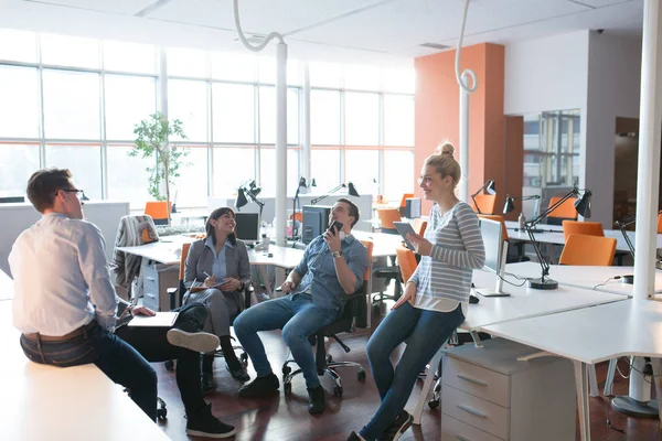 Une équipe de jeunes entreprises à une réunion dans un immeuble de bureaux moderne — Photo