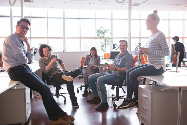Une équipe de jeunes entreprises à une réunion dans un immeuble de bureaux moderne — Photo