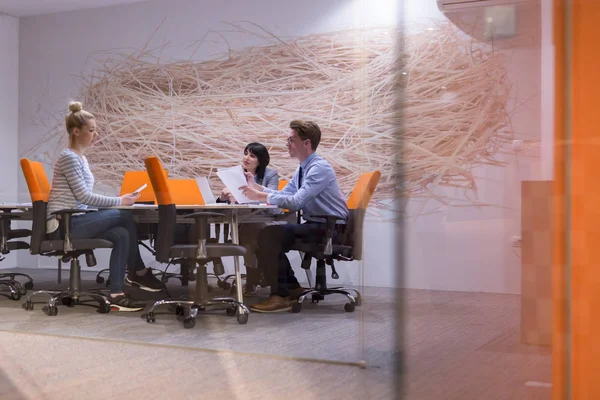 Équipe d'affaires à une réunion dans un immeuble de bureaux moderne — Photo