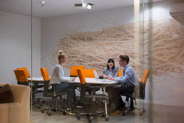 Équipe d'affaires à une réunion dans un immeuble de bureaux moderne — Photo