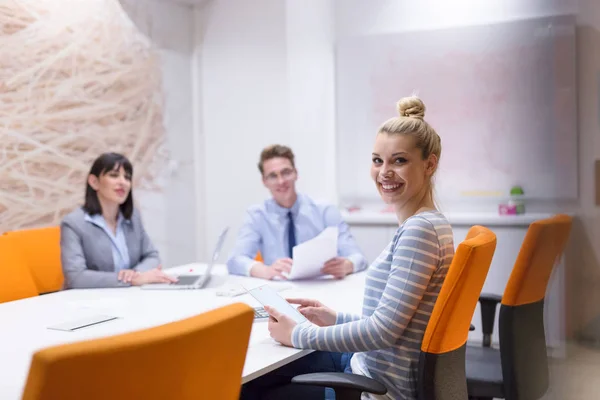 Business Team op een bijeenkomst in modern kantoorgebouw — Stockfoto