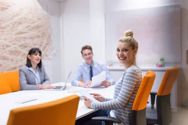 Geschäftsteam bei einem Meeting in einem modernen Bürogebäude — Stockfoto