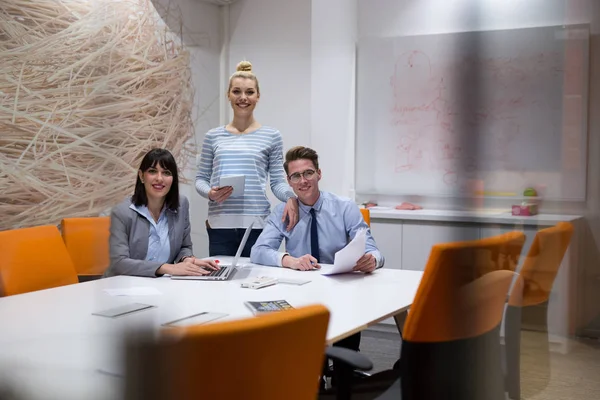 Équipe d'affaires à une réunion dans un immeuble de bureaux moderne — Photo