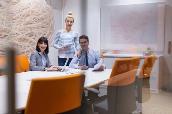 Équipe d'affaires à une réunion dans un immeuble de bureaux moderne — Photo