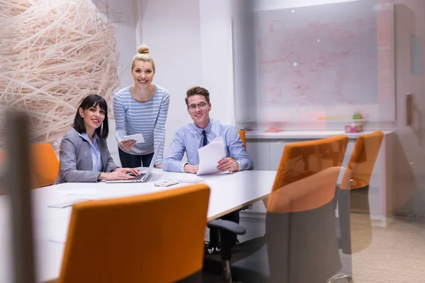 Бизнес-команда на встрече в современном офисном здании — стоковое фото