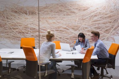 Modern ofis binasındaki bir toplantıda iş ekibi
