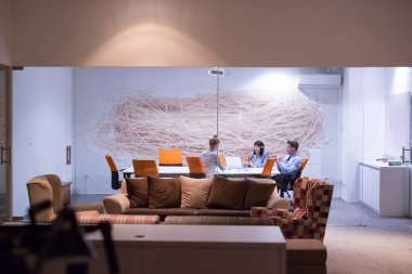 Bir grup iş adamı ofiste iş planlarını tartışıyor.