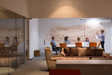 Modern ofis binasındaki bir toplantıda iş ekibi