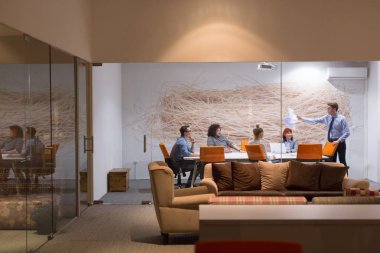 Modern ofis binasındaki bir toplantıda iş ekibi