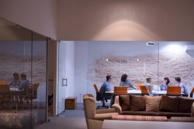 Modern ofis binasındaki bir toplantıda iş ekibi