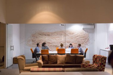 Modern ofis binasındaki bir toplantıda iş ekibi