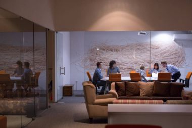 Modern ofis binasındaki bir toplantıda iş ekibi